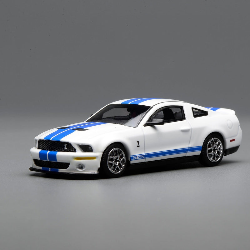 Ford Mustang Shelby GT500 2007 Performance White with Blue Stripe Motorhelix x Greenlight 1:64 GL-1251005C