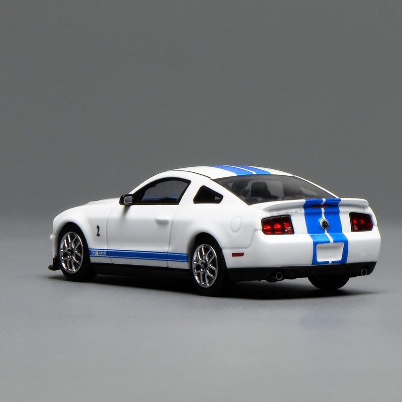 Ford Mustang Shelby GT500 2007 Performance White with Blue Stripe Motorhelix x Greenlight 1:64 GL-1251005C