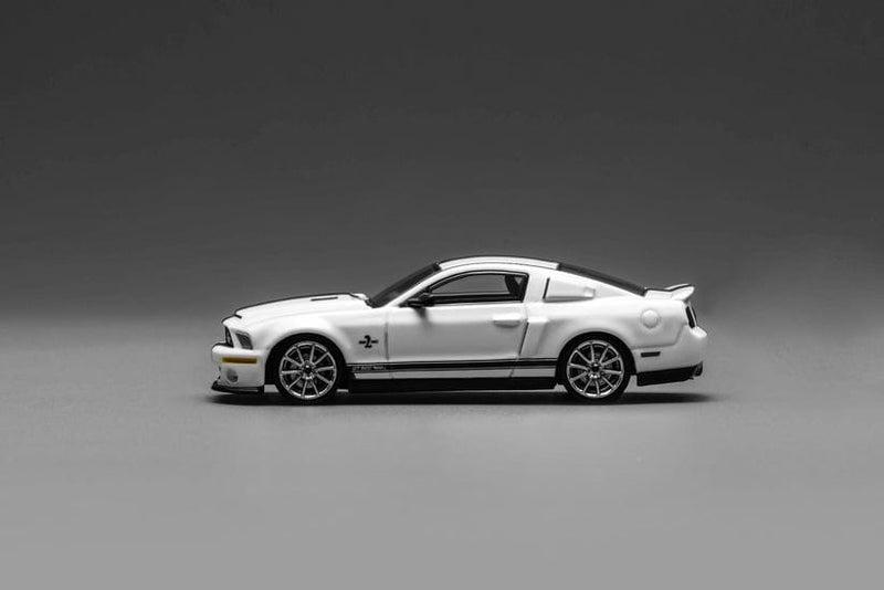 Ford Mustang Shelby GT500 2007 Super Snake Performance White with Black Dual Stripes Motorhelix x Greenlight 1:64 GL-1251006A