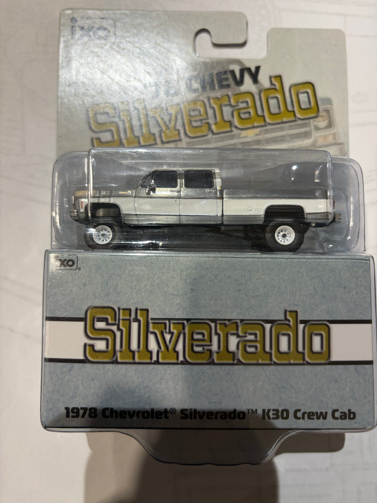 1978 Chevrolet Silverado K30 Crew Cab Fleetside Lifted Blue + White | IXO 1:64 IA64007 chase