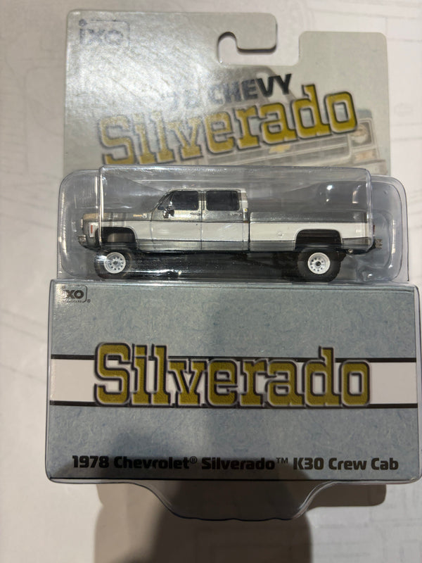 1978 Chevrolet Silverado K30 Crew Cab Fleetside Lifted Blue + White | IXO 1:64 IA64007 chase