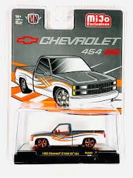 Chase 1992 Chevrolet C1500 SS 454 Two-Tone White with Grey M2 Machines 1/64 scale